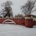 Детская площадка в виде крепостной стены с башнями в городе Барвенково