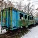 Узкоколейный тепловоз с вагоном в городе Барвенково