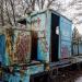 Узкоколейный тепловоз с вагоном в городе Барвенково