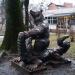 Скульптура «Медведь разрывает пасть крокодила» в городе Житомир