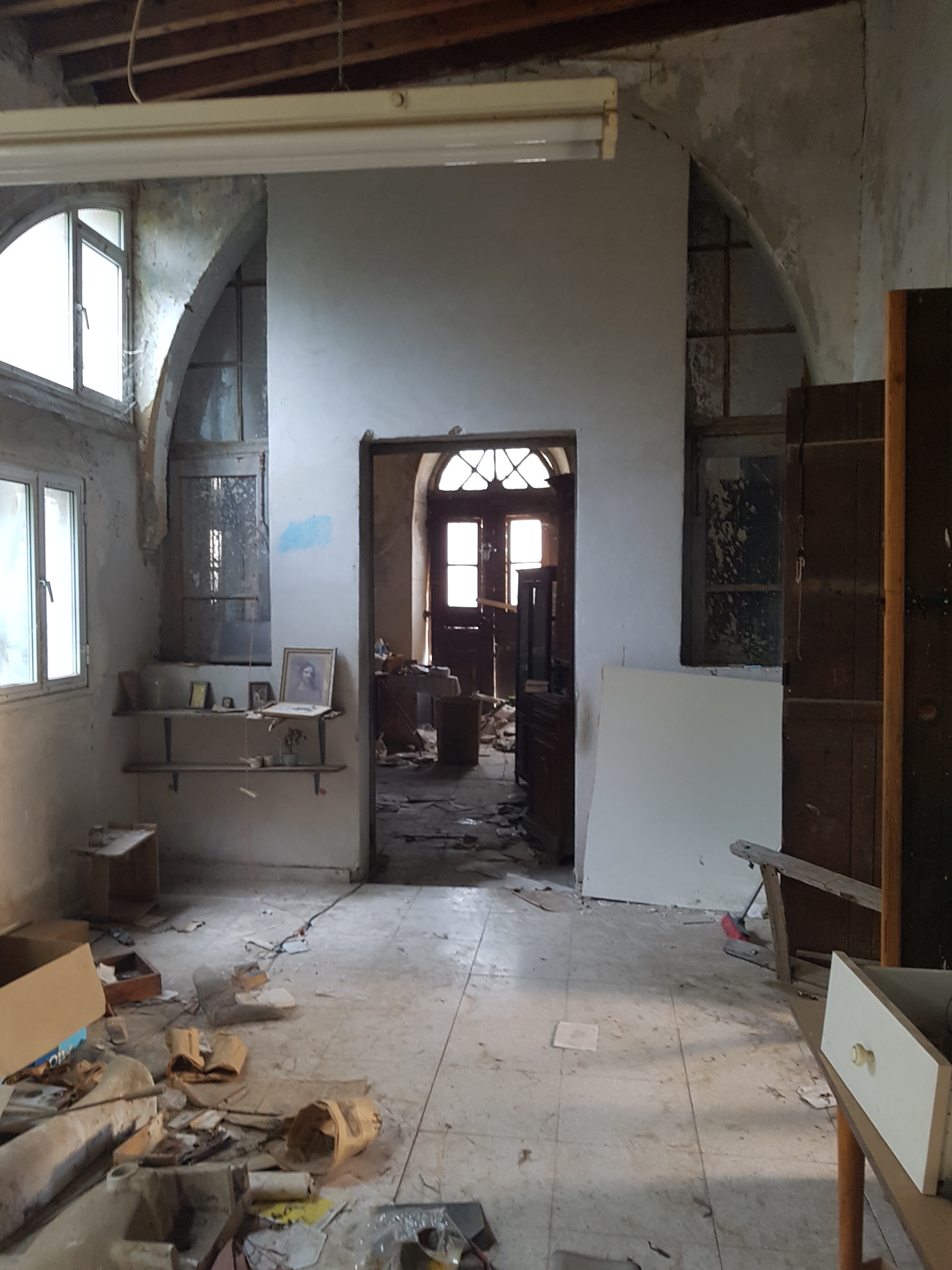 Abandoned building abandoned / shut down