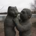 Скульптура «Мальчик с кошкой» в городе Выборг