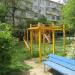 Двор с автостоянкой и детской площадкой в городе Сочи