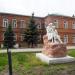 Скульптура «Читающие девушки» в городе Курган