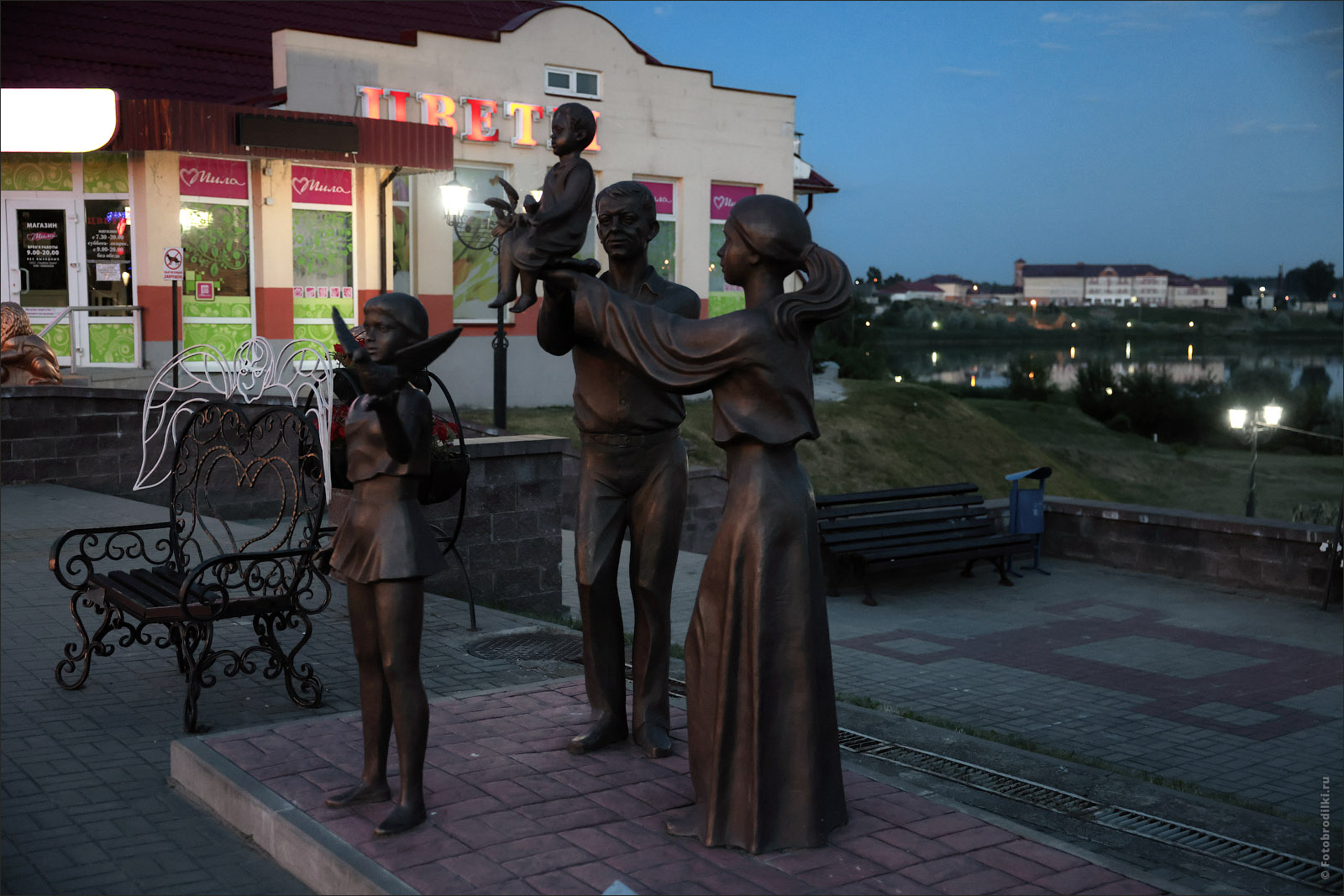Памятник семье - Глубокое