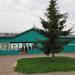 Автобусная остановка с продуктовым магазином и газетным киоском в городе Истра