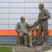 Скульптурная композиция «В. Ленин, И. Сталин в Горках обсуждают предстоящее выступление в ТЦ „МАСТЕР“» в городе Обнинск