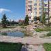 Пруд с искусственным водопадом в городе Москва