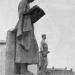 Скульптурная группа на парапете главного здания в городе Москва