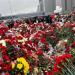 Стихийный мемориал в память о погибших в теракте в городе Красногорск