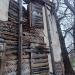 Руины двухэтажного деревянного здания в городе Москва