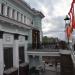 Переход с моста в вестибюль метро в городе Москва