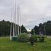 Разделительный газон с цветником и дорожкой в городе Москва