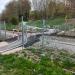 Fußgängerüberweg über Bahngleisen. in Stadt Traunstein