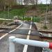 Fußgängerüberweg über Bahngleisen. in Stadt Traunstein