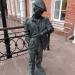 Скульптура юного зрителя («Ожидающий мальчик») в городе Тула