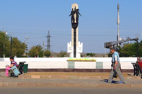 Новости жезказгана. Памятник первостроителям Жезказгана. Площадь Первостроителей Жезказган. Жезказган достопримечательности. Памятник первостроителям.
