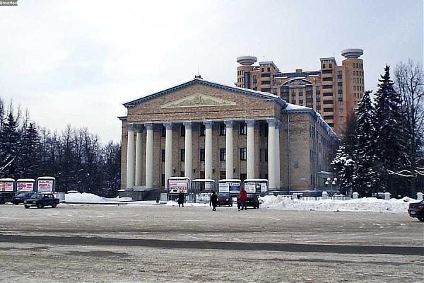 Дк жуковский. Дворец культуры Жуковский. Город Жуковский дом культуры. ДК Ленина города Жуковский. Жуковский дворец культуры зимой.