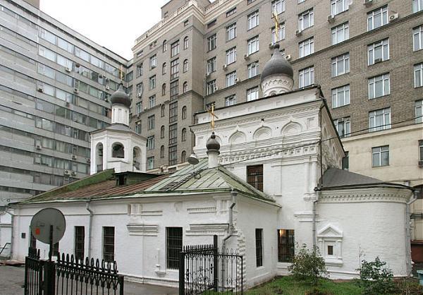 Москва средний овчинниковский переулок. Храм Архангела Михаила в Овчинниках. Церковь Архангела Михаила в Овчинниках, Москва. Храм Архангела Михаила средний Овчинниковский переулок. Храм Архангела Михаила на Овчинниковской набережной.