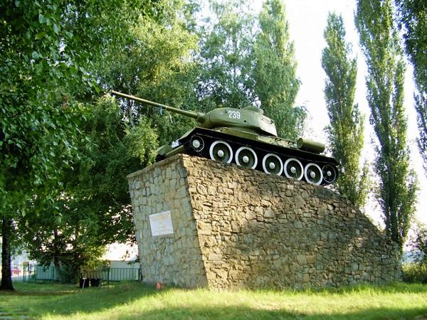 Ст динское. Танк т 34 Динская. Памятник танк Краснодарский край. Памятник танк т-34 Павловская Краснодарского края. Памятник танк т-34 в ст Староминской.