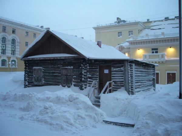 Урванцев норильск. Музей первый дом Норильска. Дом Урванцева в Норильске. Первый дом Норильска Норильск. Первый домик Урванцева.