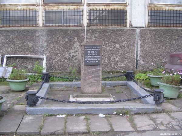 обелиск казнённым декабристам. могила декабристов 1825. памятник декабристам в санкт-петербурге на васильевском. обелиск место захоронения декабристов. могила пестеля.