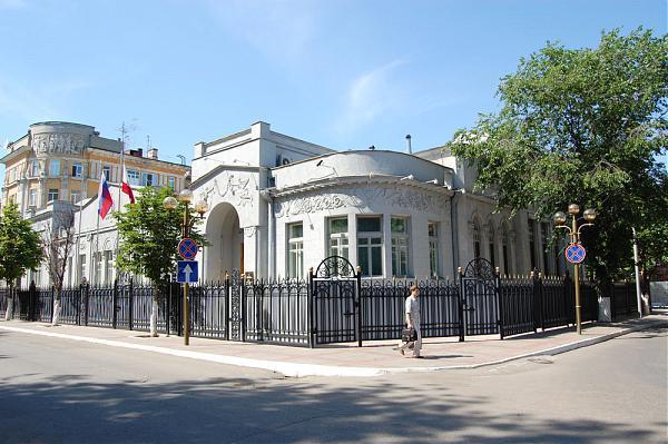 Ул волжская. Особняк и.п Шмидта Саратов. Особняк Шмидта с гротом Саратов. Особняк п.и. Шмидта Волжская, 32. Саратов дом Шмидта Волжская 32.