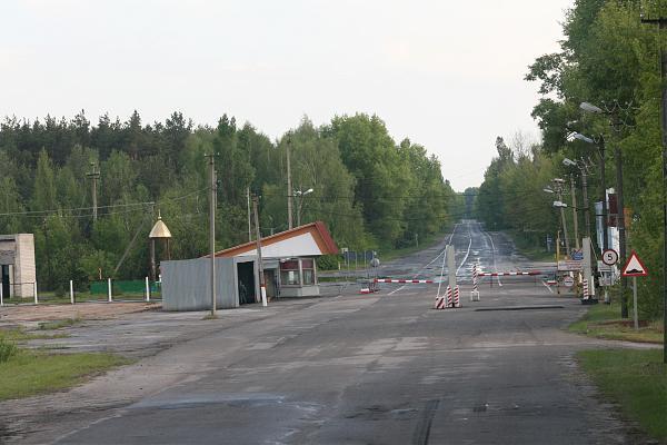 Пропускной пункт в здании. Кпп въезда. Блокпост чернобыль. Дмитровка светлая, коттеджный поселок дмитровка светлая. Территория кпп.