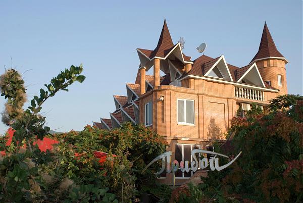 Отель прибой крым судак. Прибой набережная ул. Гостевой дом прибой судак. Судак крым прибой. Судак ночная жизнь.