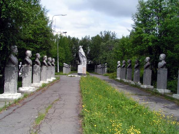 поселок сафоново 1. пгт сафоново мурманская область памятник самолёт. аэродром сафоново 1. поселок сафоново-1 мурманской области. памятник авиаторам сафоново.