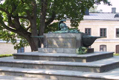 Courtyard and the tomb of Augustin Ehrensvärd - Helsinki | monument, grave