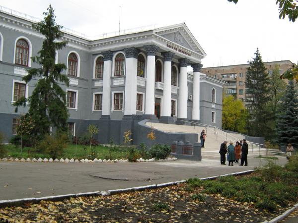 Дворец творчества юность. Дворец Юность Торез. Дворец пионеров Торез. Дворец пионеров Шахты. Дворец пионеров голосование Торез.