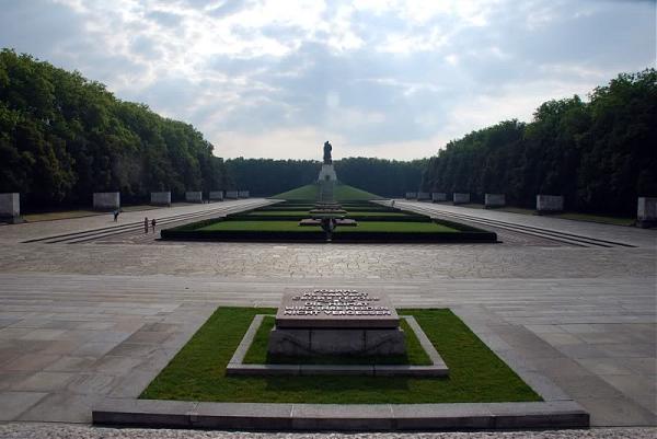 Мемориал в трептов парке в берлине фото