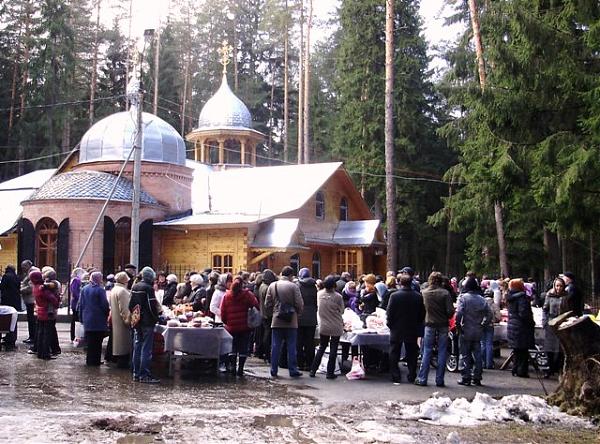 Храм георгия победоносца в монино. Деревня Фроловка храм Георгия Победоносца. Купель в храме Георгия Победоносца Монино. Монино храм Георгия Победоносца крещение.