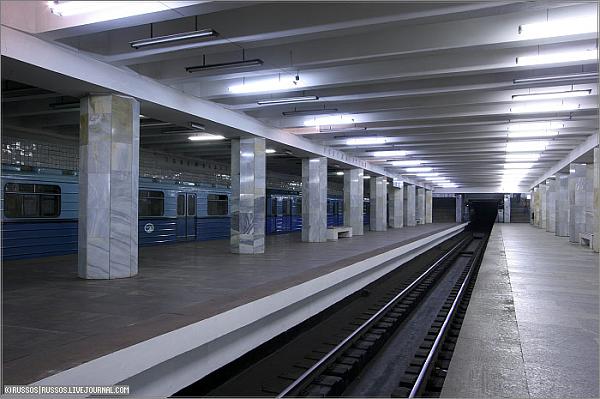 Метро полежаевская рядом. Станция Полежаевская. Станция метро Полежаевская Москва. Московское метро станция Полежаевская. Полежаевская метро снаружи.