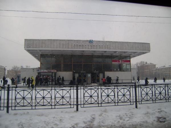 Метро ломоносовская санкт петербург. Станция метро Ломоносовская в Санкт-Петербурге. Станция метро Ломоносова. Станция метро Ломоносовская СПБ. Ломоносовская павильоны у метро.