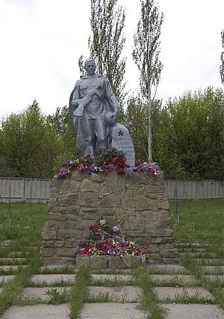 Макеевка солдаты. Памятник Братская могила Макеевка. Памятники Великой Отечественной войны в Макеевке. Памятник воинам погибшим в годы Великой Отечественной войны Макеевка. Памятник воинам Макееевка.