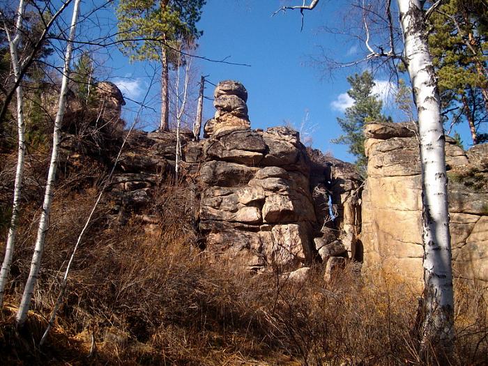 Как называется группа скал в токмаковском районе. Скала цыпа красноярские столбы. Скала воробушки красноярские столбы. Красные каменные грибы кисловодск. Останцы в якутии.