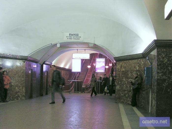 Выход из метро площадь ленина