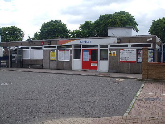 Sunbury Railway Station - Sunbury-on-Thames