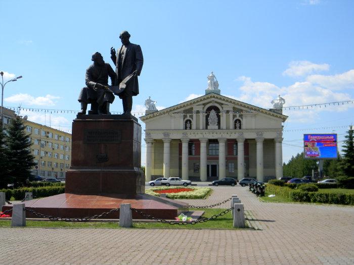 Кто основал нижний тагил. Памятник Черепановым Нижний Тагил. Памятник Черепановым Нижний Тагил краткое. Памятник е.а. и м.е. Черепановым. Статуя Черепановых Нижний Тагил.