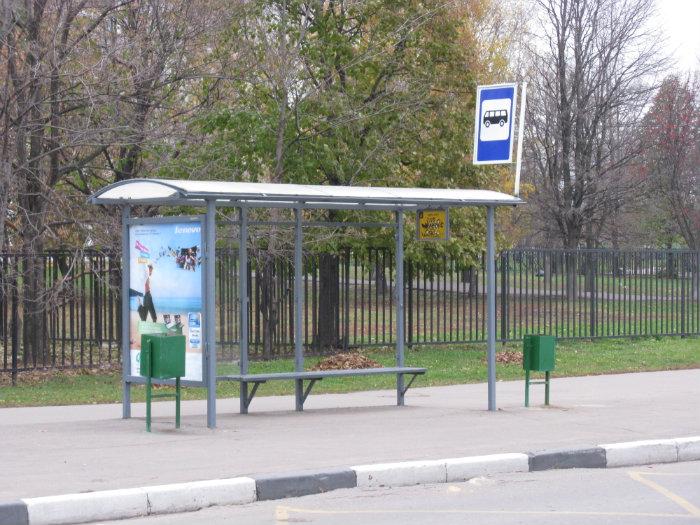 Остановиться вблизи. Автобусная остановка напротив 13 школы Полевской. Автобусная остановка. Остановка школьного автобуса. Около автобусной остановки.