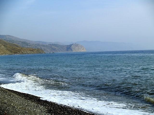 Погода приветное алушта крым на 10. Село Приветное Крым дикий пляж. Кемпинг Приветное Крым. Дикие пляжи Крыма Приветное вид с моря. Светоч Крым Приветное.