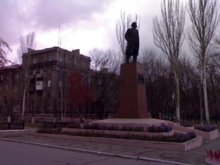 Алчевск луганская. Памятник Ленина Алчевск. Памятник Ленину (Караганда). Памятник Гмыри в Алчевске.