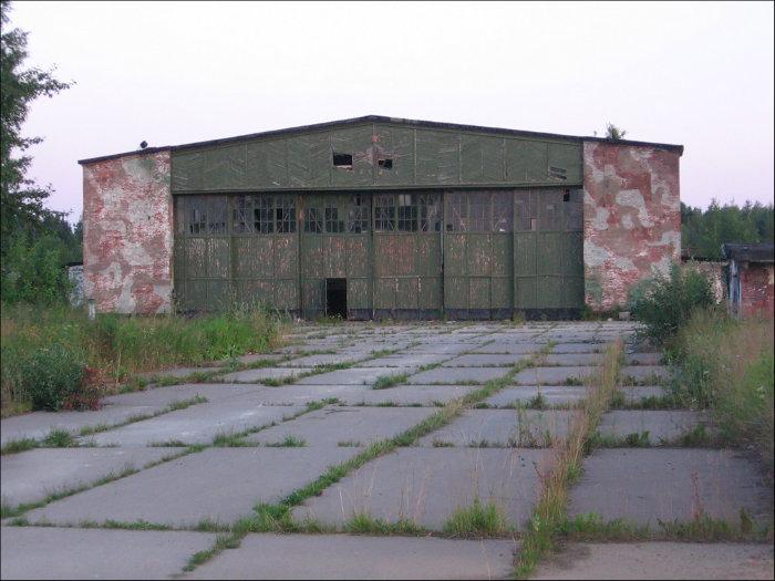 Рота аэродром. Аэродром салка Нижний Тагил. Аэродром Сокол Нижний Тагил. Заброшенный военный аэродром Батайск. Ангар ТЭЧ.