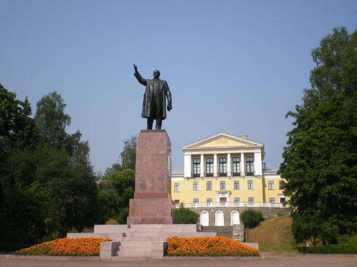 Ленино санкт петербург. Памятник Ленину в Санкт-Петербурге. Вознесенский 1 памятник Ленину Санкт-Петербург.