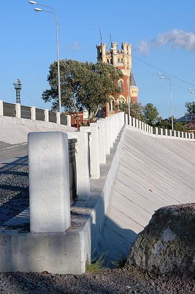 Набережная 104. Водонапорная башня Обуховского завода. Водонапорная башня на Октябрьской набережной. Водоподъемная башня Обуховского завода. Пристрельная башня Уткина заводь.