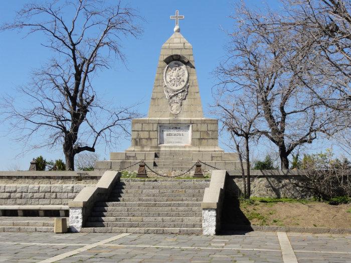 Памятники пловдива. Памятники Александру 2 в Болгарии Пловдив. Памятники русским солдатам русско-турецкой войны в Болгарии. Памятники русским воинам в Болгарии. Памятники в Болгарии русско-турецкой войны.