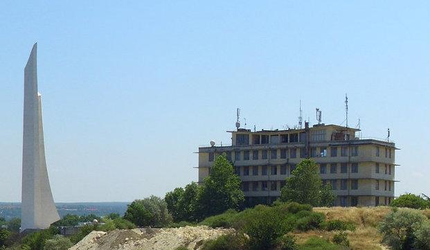 радиостанция с позывным Лексика.
Здание гидрофизического института в городе Севастополь.