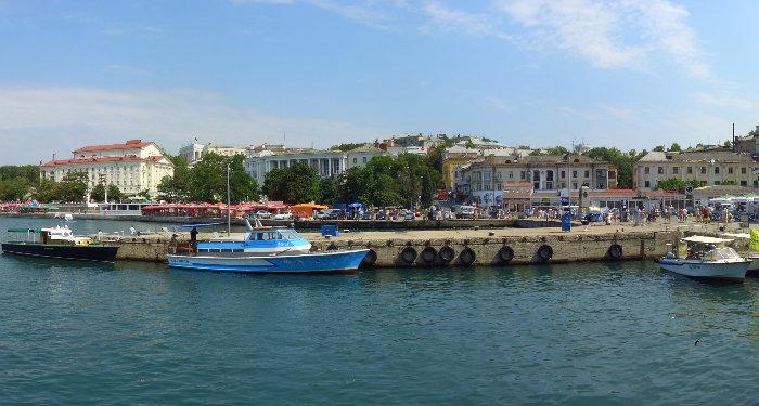 Катер лейтенант гринько. Катера севастополь. Катер артбухта. Причал радиогорка севастополь. Севастополь причал артбухта.